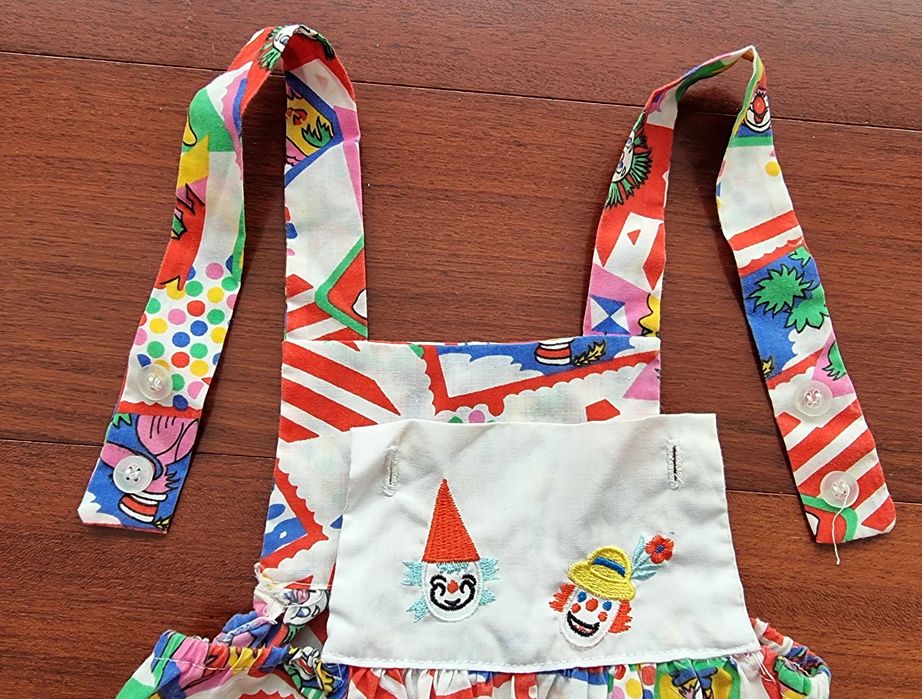 Conjunto camisa e jardineiras com padrão multicolorido de palhaços, 6m