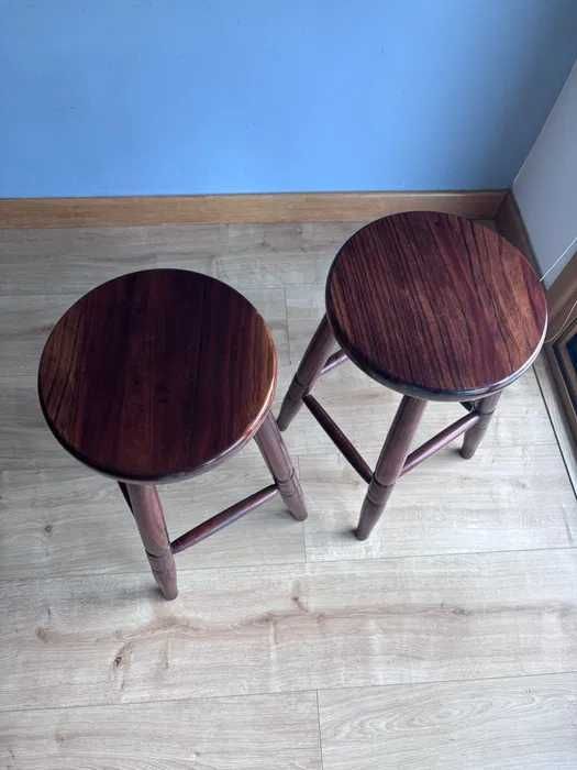 Conjunto de 2 bancos de madeira antigos