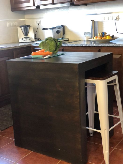 Ilhas de madeira para cozinha.