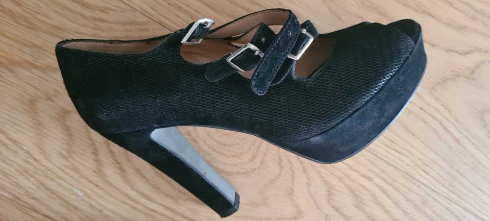 sapatos 37 salto alto novos