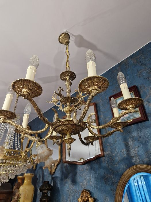 Piękny stylowy żyrandol mosiężny