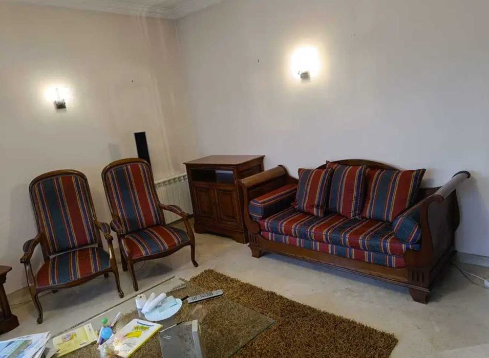 Sofá cama e cadeirões em cerejeira, feitos em Paços de Ferreira