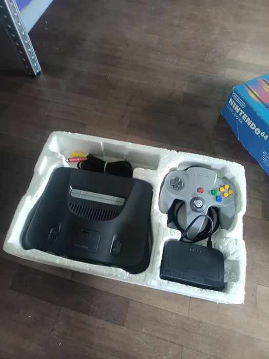 Nintendo 64 japonesa em caixa