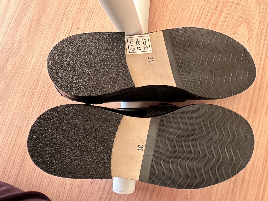 Sapatos com fivela em pele