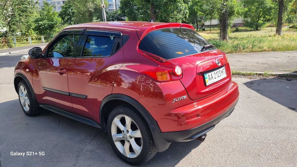 Продам автомобиль Nissan Juke 2012 года красного цвета