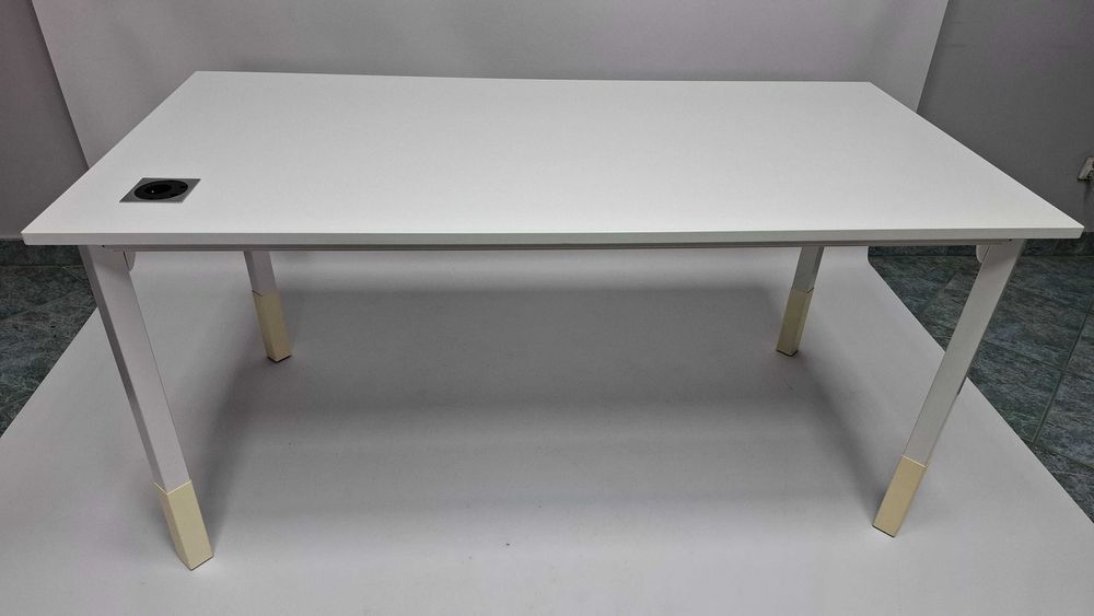 Biurko proste Kinnarps 160x80 białe z gniazdem elektrycznym