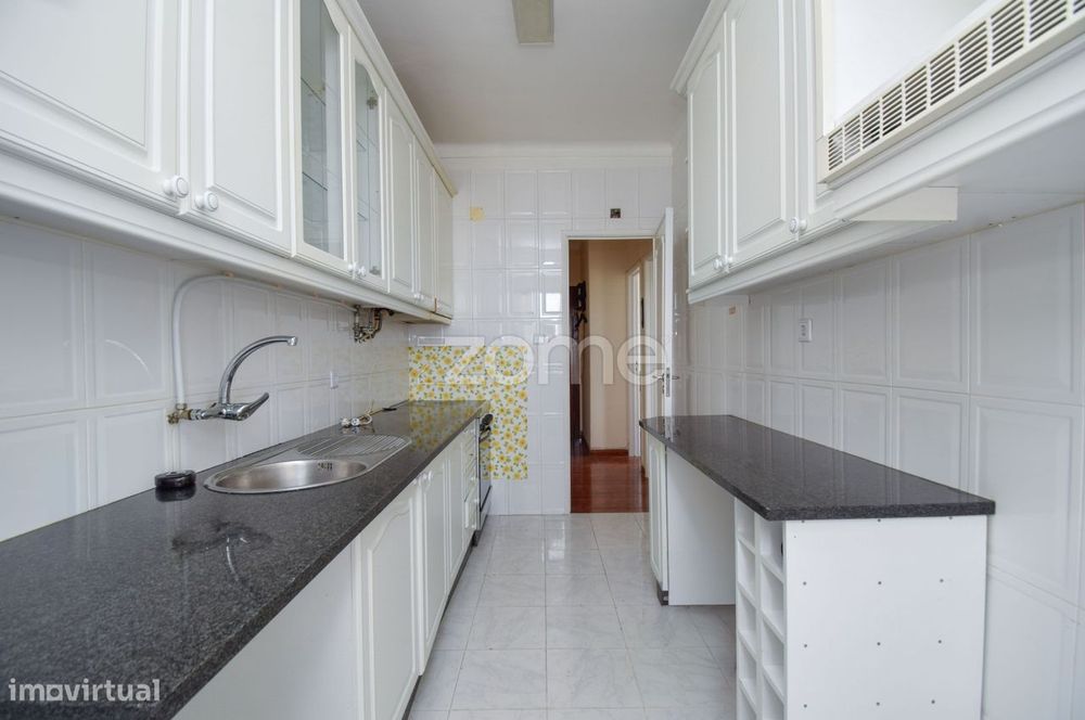 Apartamento T3 com Vista de Rio e Luz Natural | 9º Andar com Elevad...