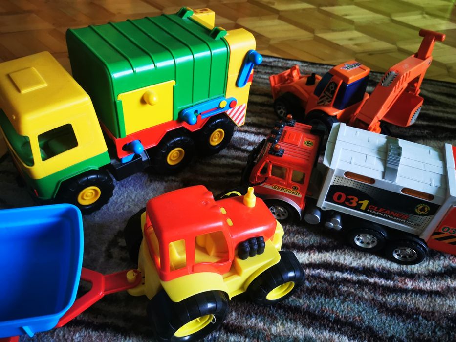 Auta ciężarowe różne.