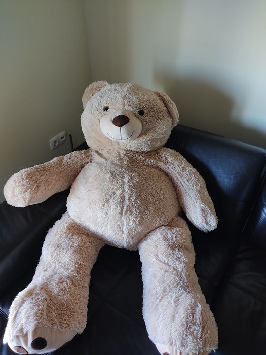 Peluche muito grande em forma de urso.