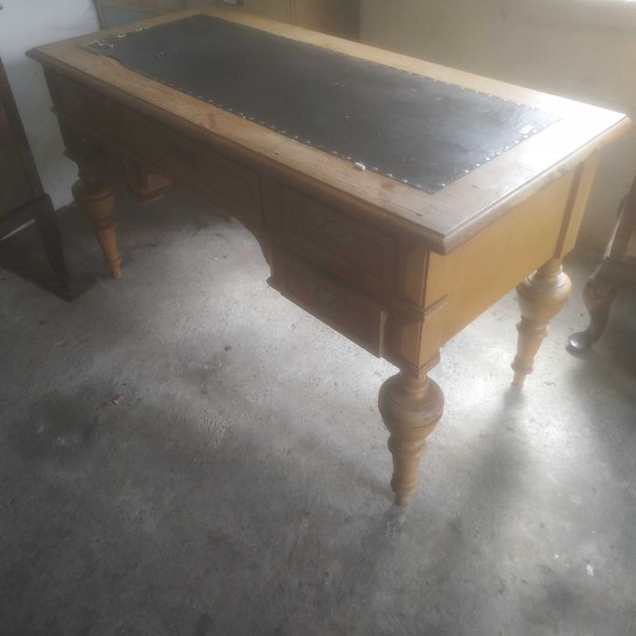 Stół rycerski obity skórą