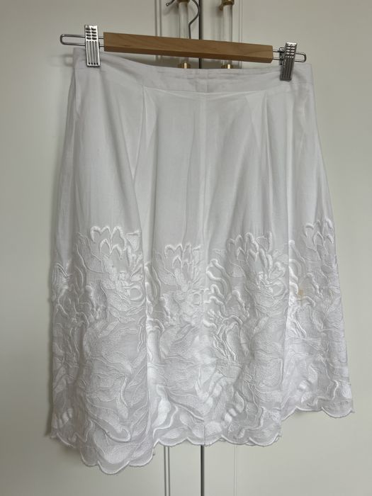 Biała haftowana spodnica Marie Lund