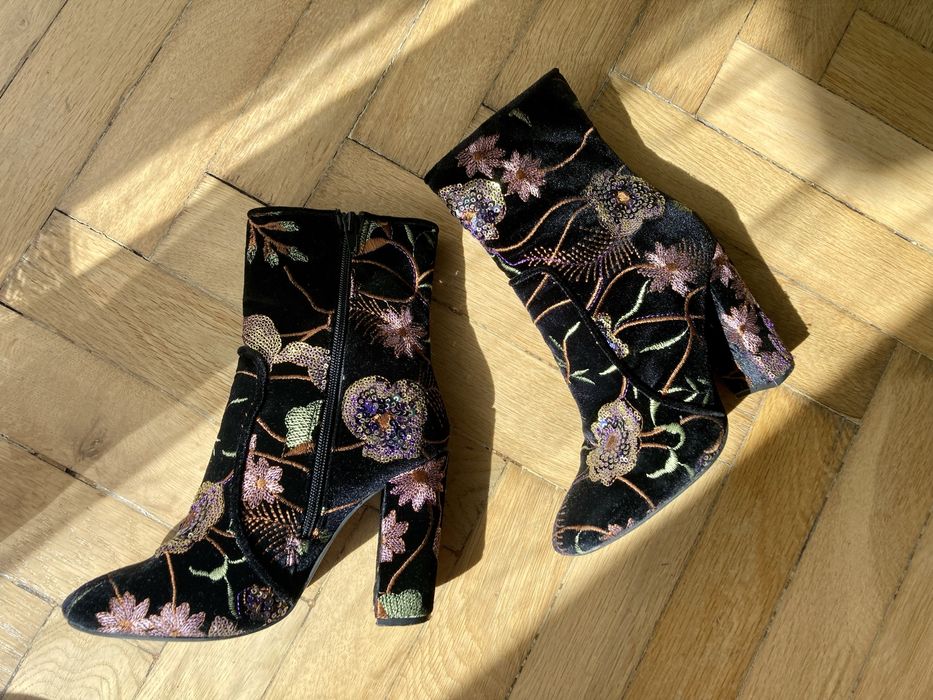 Botki haftowane, buty na obcasie