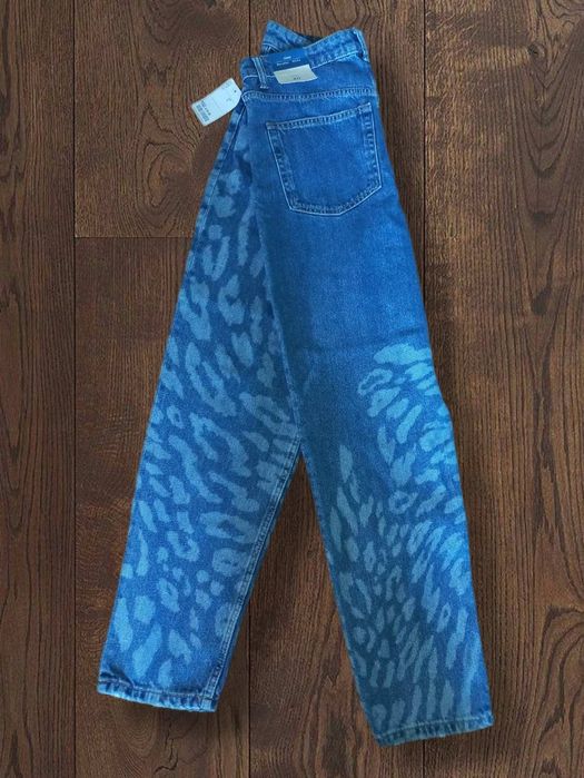 Джинсы новые с принтом