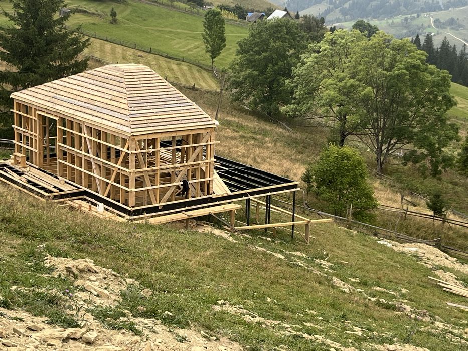 Деревʼяні будинки з брусу та каркасні під ключ