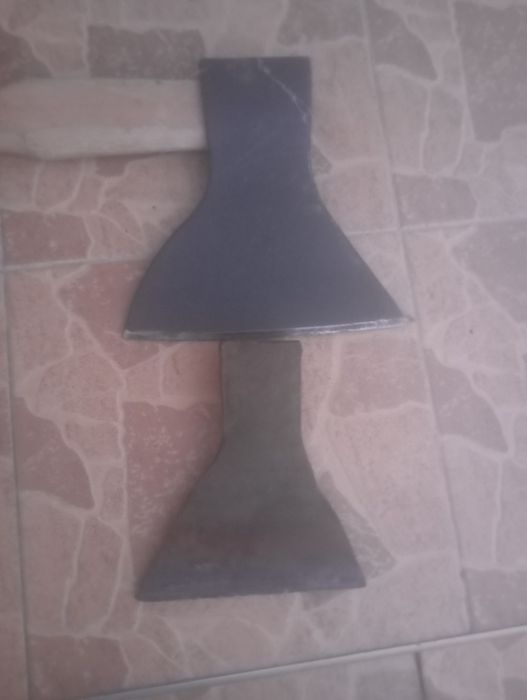 Продам дві сокири нова некористувався друга кована ручна робота