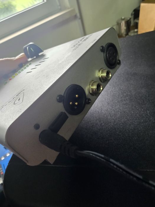Mic pre amp Behringer M100