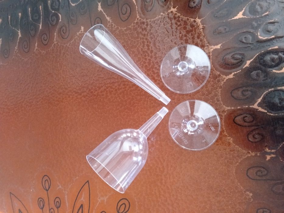 Kieliszki do szampana plastikowe.