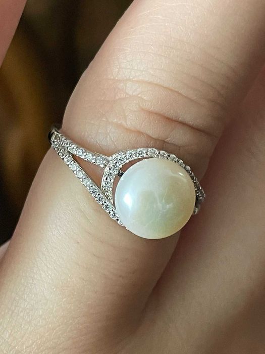 Серебряное  кольцо с  жемчугом . Размер 17.