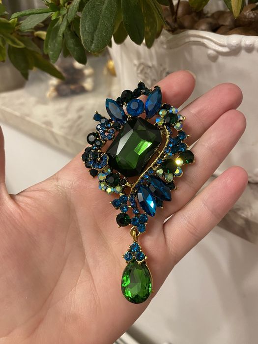 Duża cyrkoniewa broszka zielona