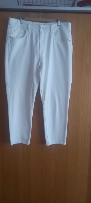 Biale jeansy Mom Fit. Rozm. 46, Marki Sinsay