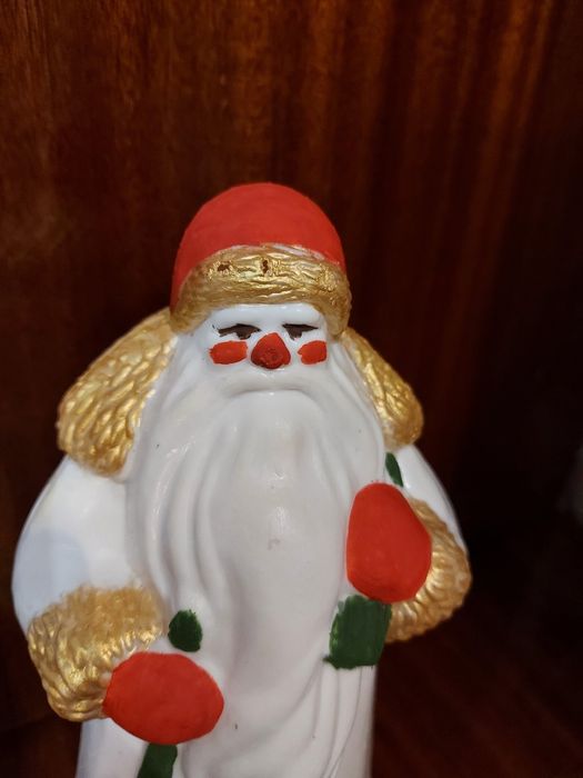 Дед мороз и снегурка под ёлку.