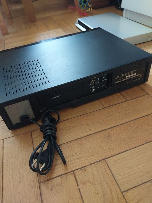 Magnetowid vhs JVC z pilotem uszkodzony