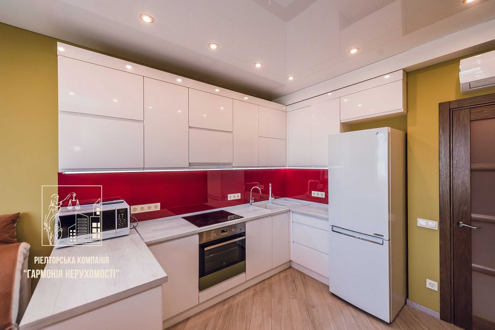 ГЕНЕРАТОР 3к біля метро з новим дизайнерськи ремонтом