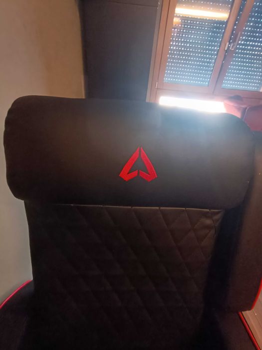 Cadeirão Gaming com suporte para pés, em preto e vermelho