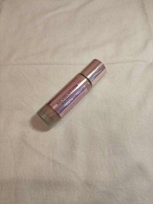 CONCEAL & DEFINE pełne krycie maskuje i konturuje od REVOLUTION