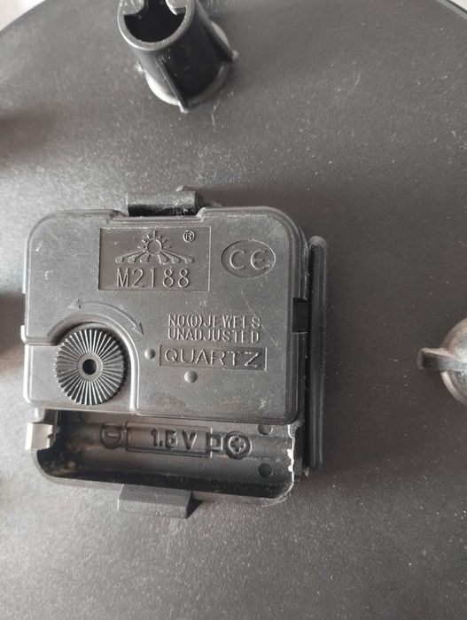 Relógio vintage de parede quartz com estrutura metálica