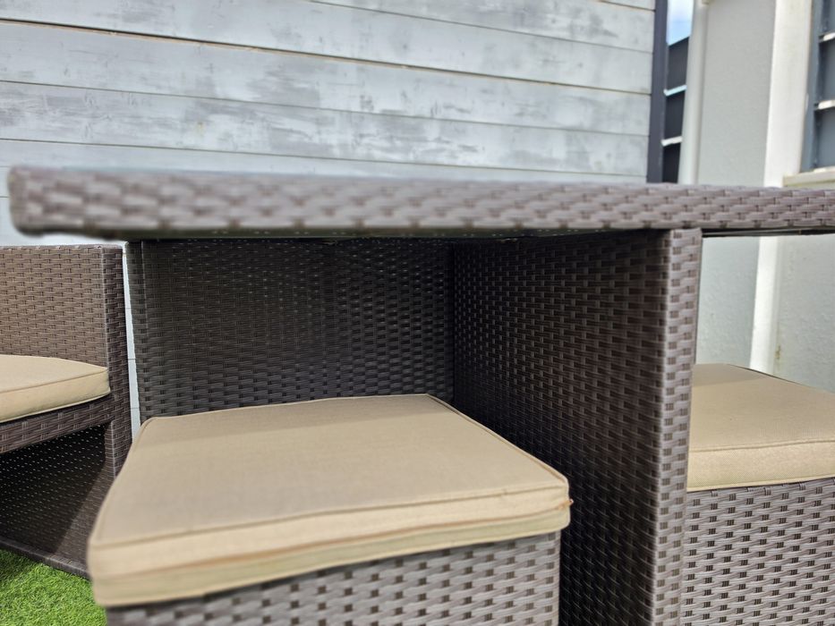 Mesa de jardim e poltronas