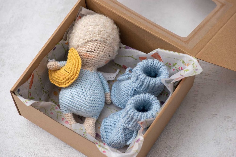 Zestaw prezentowy dla noworodka ręcznie zrobiony (buciki+ maskotka)