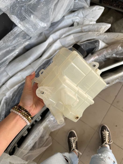 Бочок омывателя Tesla model 3