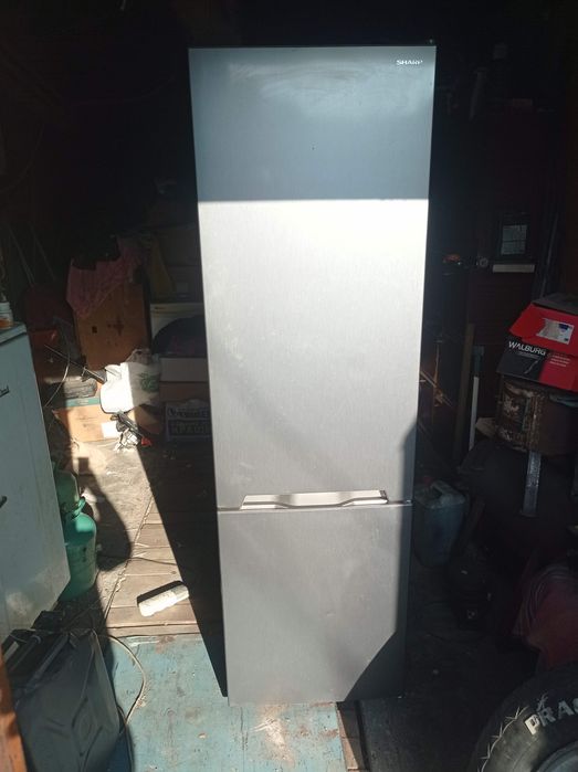 Холодильник  Sharp.