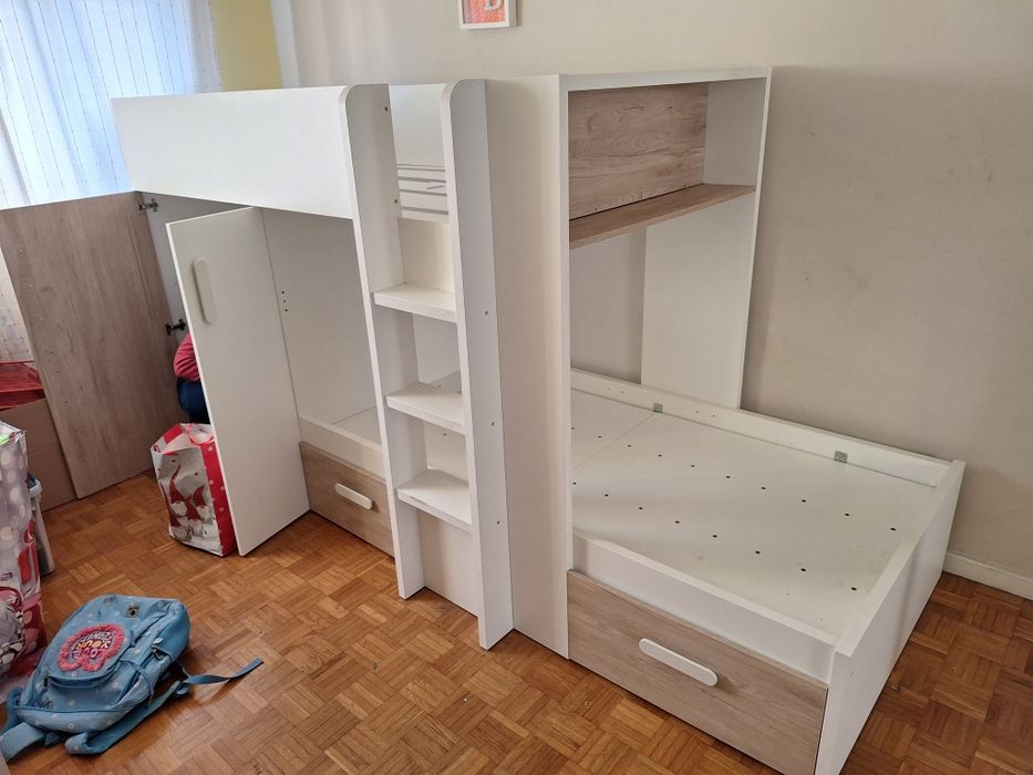 Beliche, movel sem colchões, encontra-se desmontado