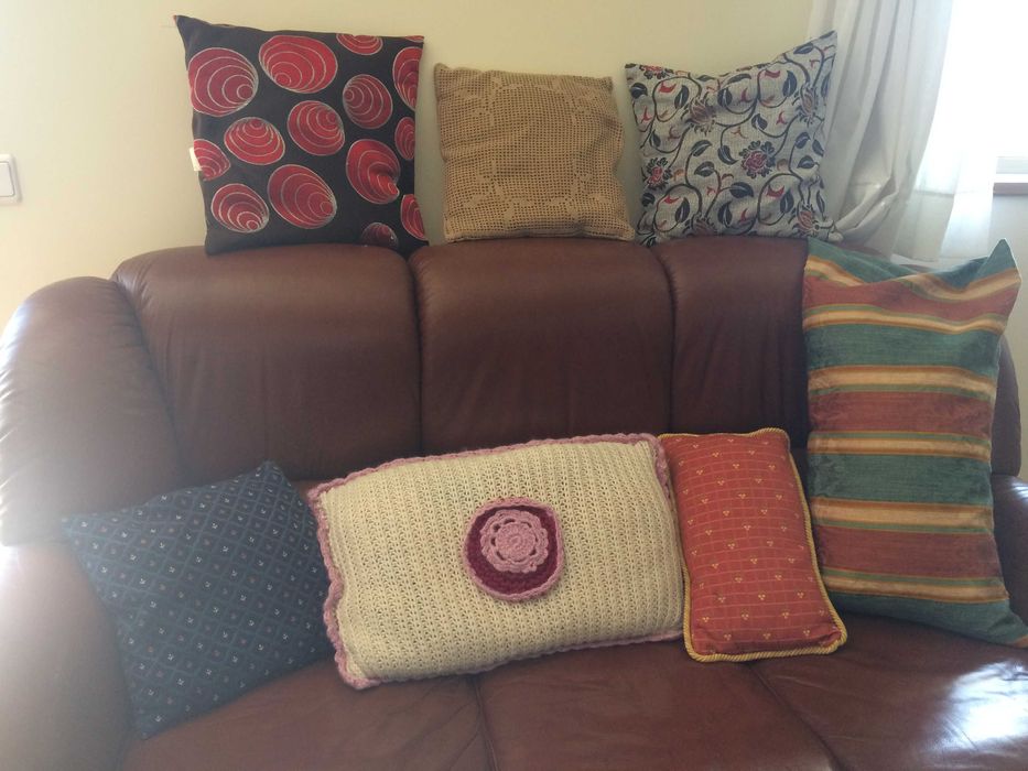 Almofadas decorativas + tijela decorativa + travessa de estanho