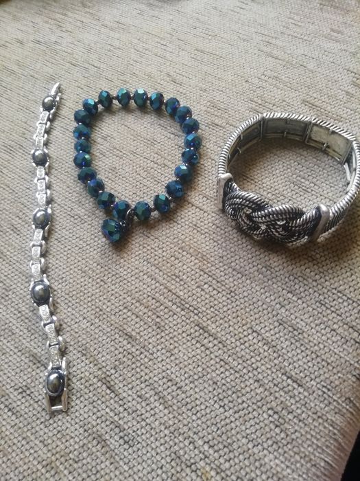3 pulseiras diversos materiais