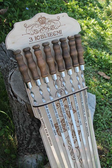 Комплект шампурів з ручками з бука на стильній настінній підвісці