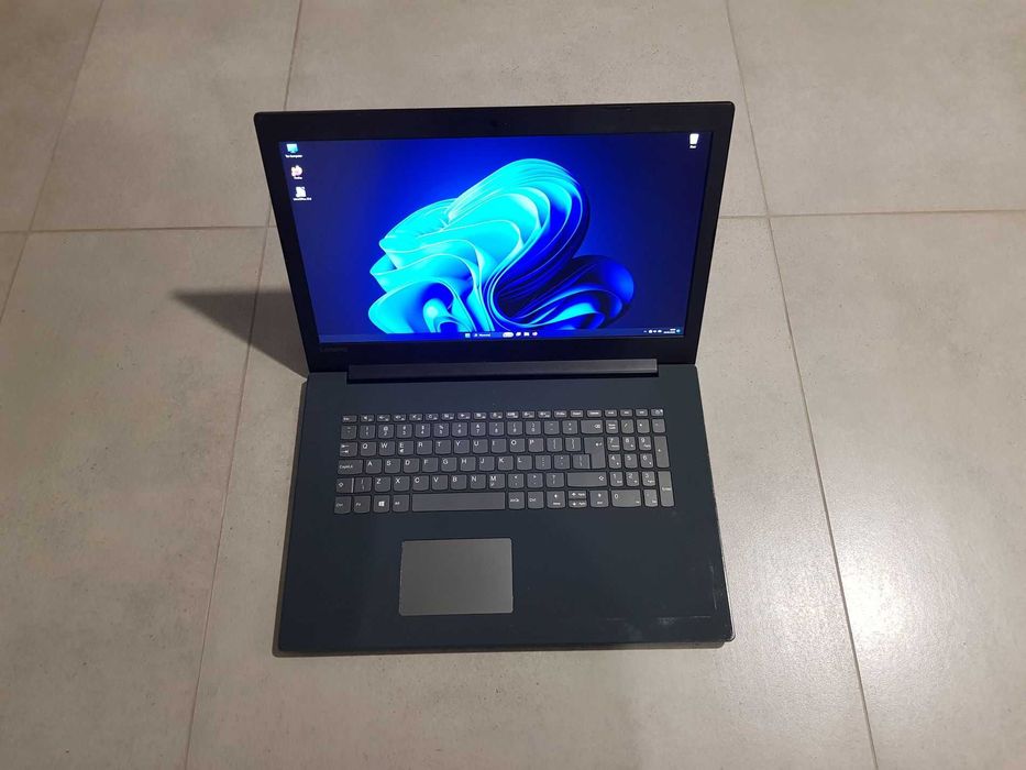 Duży laptop Lenovo - 17", AMD, 8GB RAM, dysk SSD, Windows 11