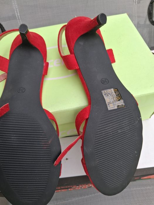 Czerwone nowe szpileczki