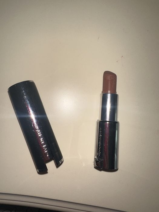 Помада Givenchy бежевая