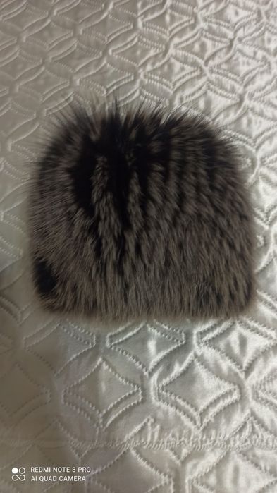 Продам шапку из чернобурки, і білу теплу в'язану