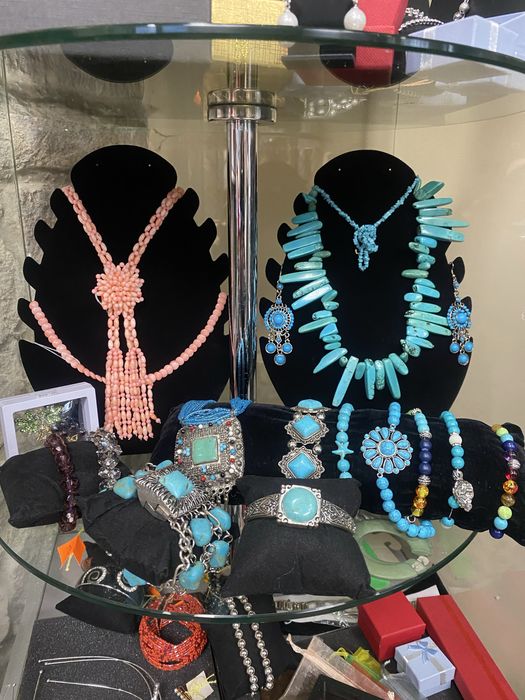 Излелия с бирюзой