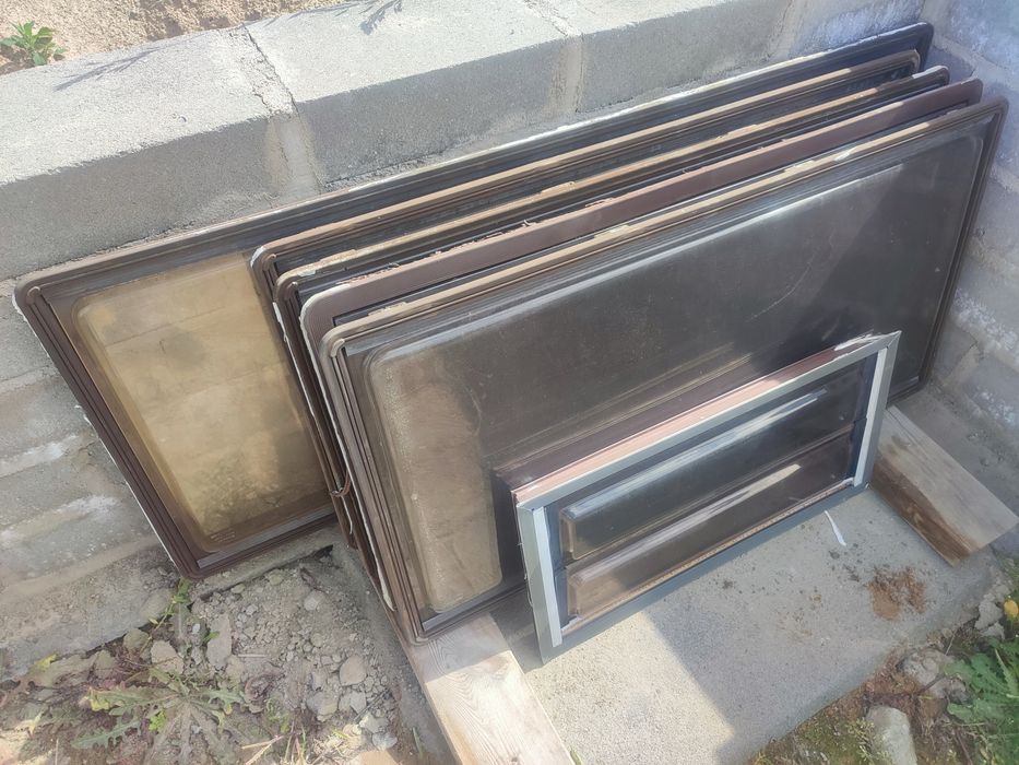 Okna od przyczepny kempingowej.