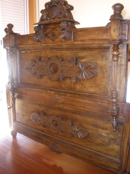 Cama antiga de madeira