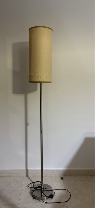 Candeeiro de pé com base metálica
