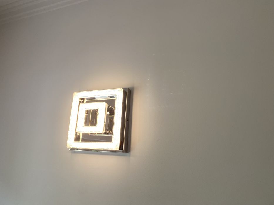 2 apliques led com muita iluminacao