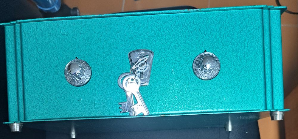 Cofre marca CRC,como novo.