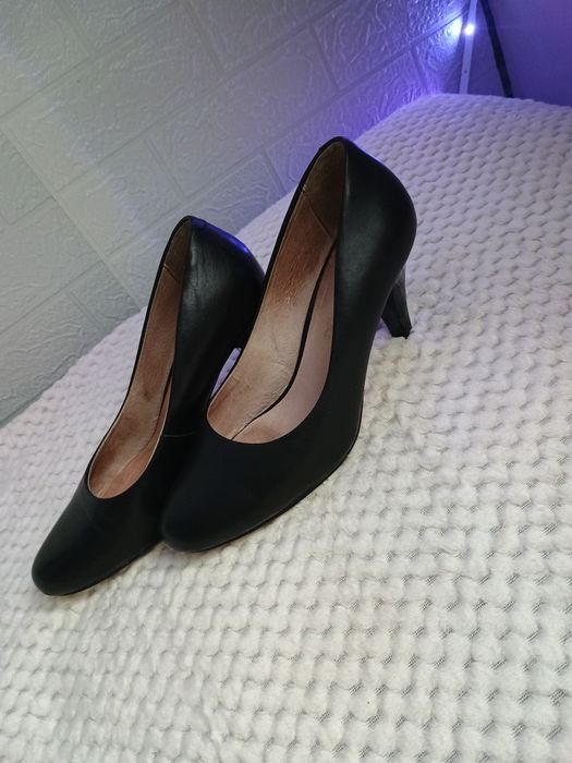 Czarne buty na obcasie
