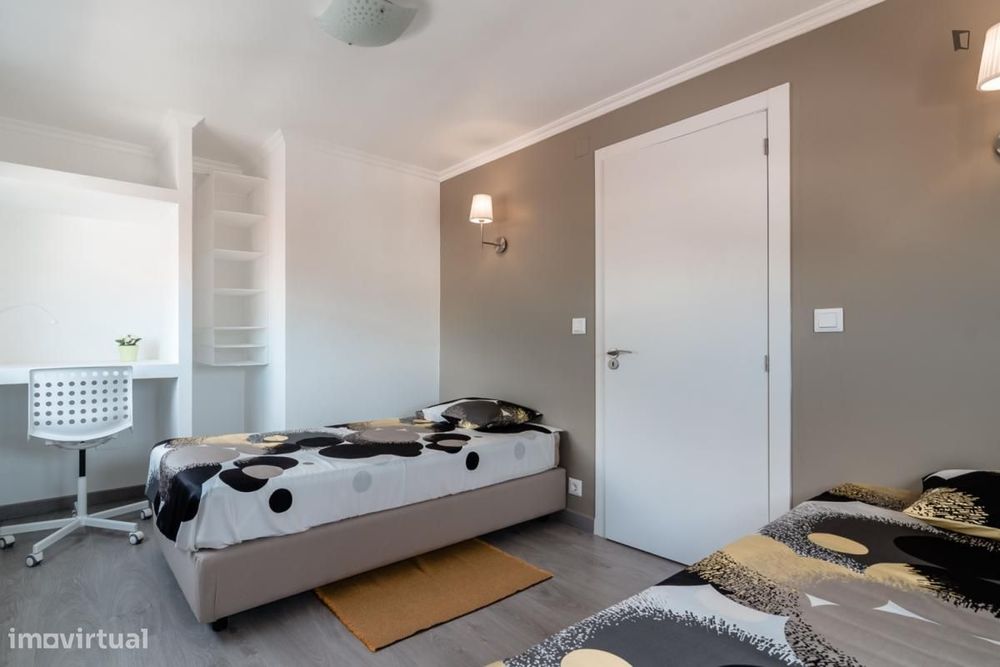 Quarto - localizado em Campolide Lisbon